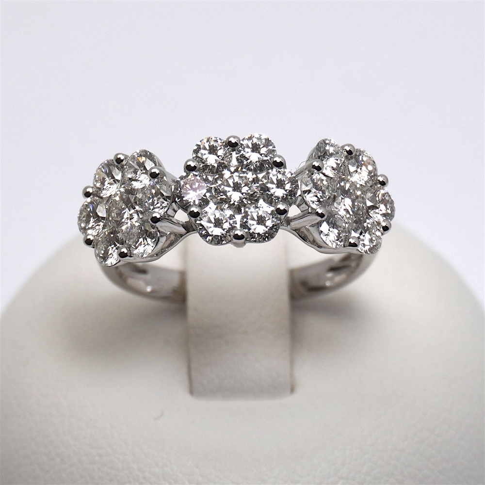 129-trilogy-fiore-visconti-diamanti-oro-bianco-ab-preziosi-balzano-gioielleria-bari-ABX12311.jpg Anello Trilogy a Fiore in Oro e Diamanti 2.10ct Giorgio Visconti - immagine 1