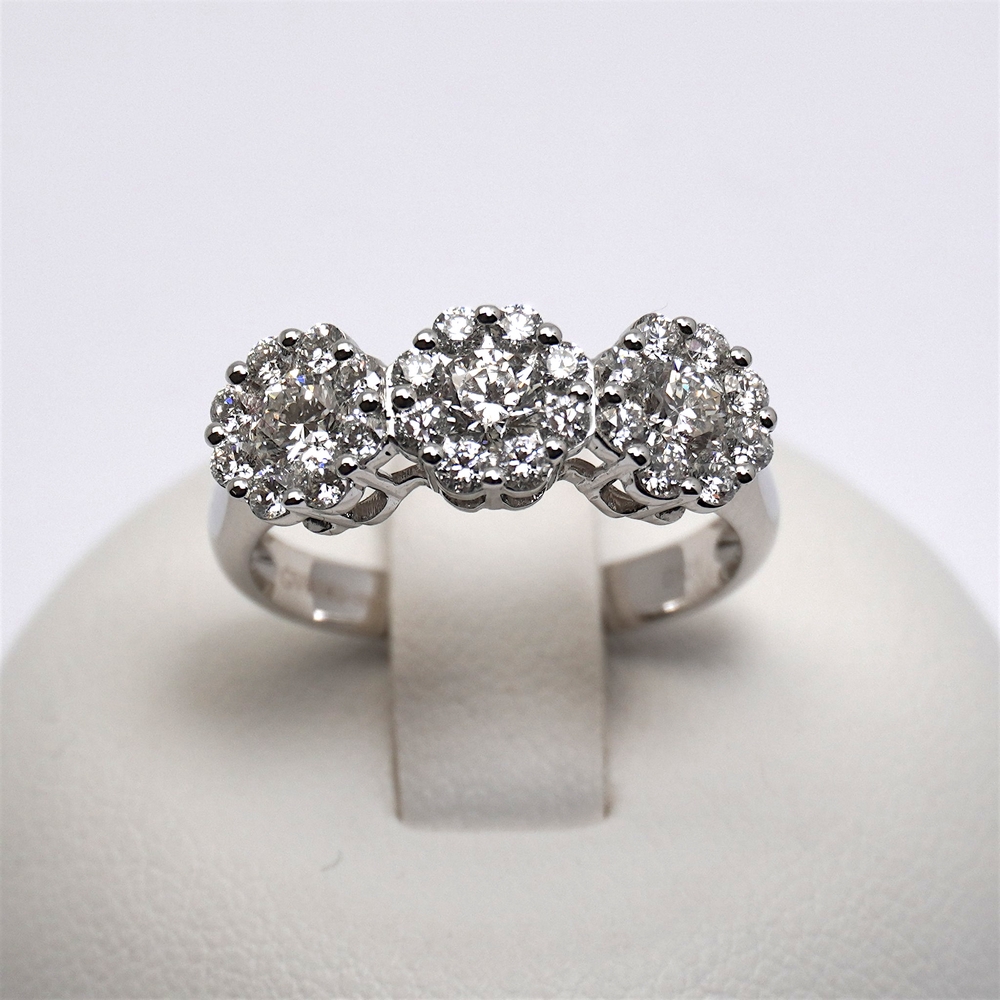 130-anello-trilogy-fiore-prezzo-diamanti-giorgio-visconti-gioielleria-bari-ab-preziosi-balzano-ABX14960.jpg Anello Trilogy a Fiore in Oro e Diamanti C 0.62ct e Laterali 0.59ct Giorgio Visconti - immagine 1