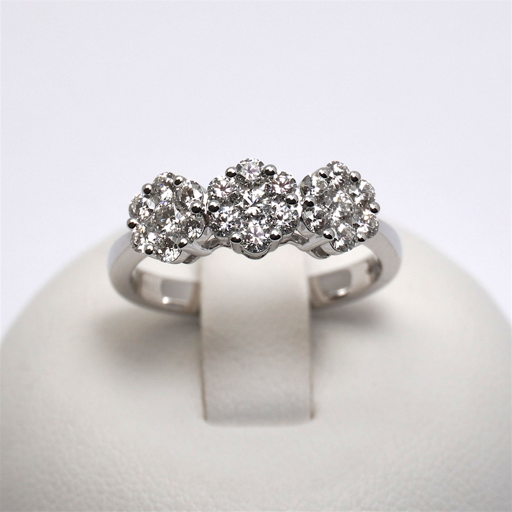 132-giorgio-visconti-trilogy-fiore-diamanti-oro-bianco-prezzo-ab-preziosi-balzano-gioielleria-bari-ABX12311.jpg Anello Trilogy a Fiore in Oro e Diamanti 0.80ct Giorgio Visconti - immagine 1