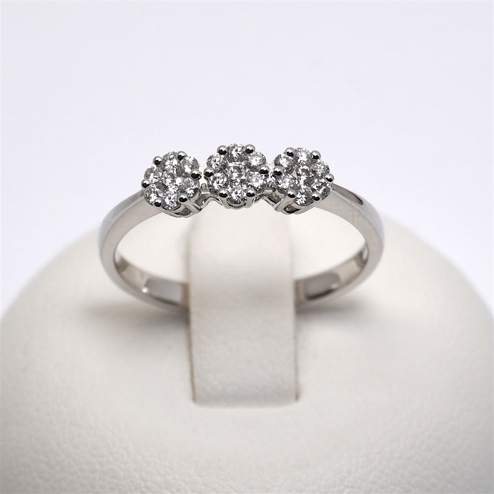 134-trilogy-fiore-diamanti-prezzo-giorgio-visconti-offerta-ab-preziosi-balzano-gioielleria-bari-ABX12311.jpg Anello Trilogy a Fiore in Oro e Diamanti 0.30ct Giorgio Visconti - immagine 1