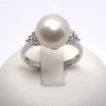 Anello con Perla Centrale e Diamanti Laterali Giorgio Visconti