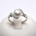 Anello con Perla e Diamanti Avvolgenti Giorgio Visconti