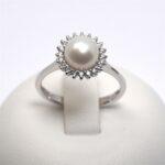 Anello con Perla Contorna di Diamanti Giorgio Visconti