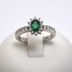 Anello con Smeraldo Ovale Contornato di Diamanti e sul Gambo Giorgio Visconti