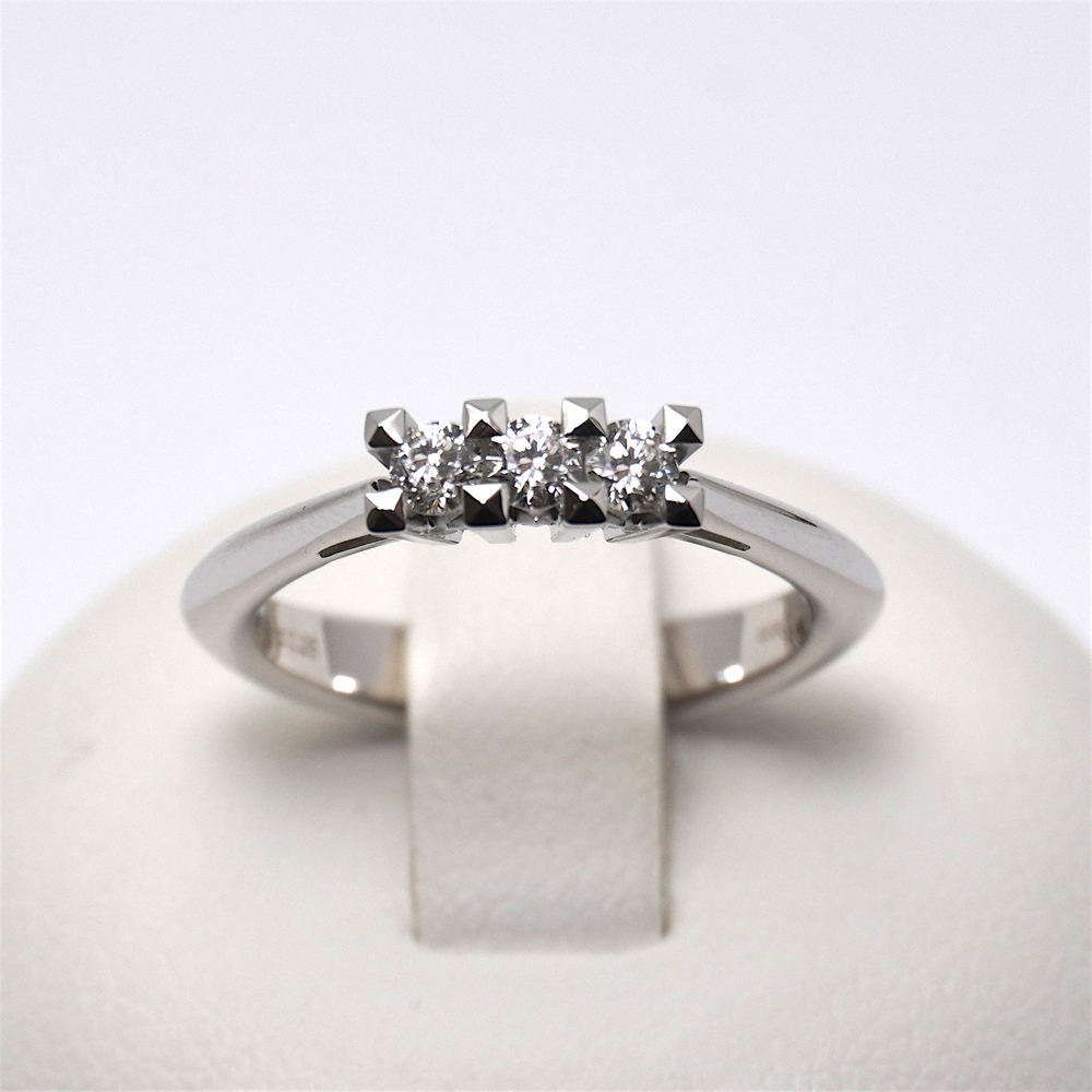 16-prezzo-trilogy-diamanti-giorgio-visconti-oro-bianco-offerta-gioielleria-bari-ab-preziosi-balzano-AB15383UA.jpg Anello in Oro Trilogy di Diamanti 0.25ct Giorgio Visconti - immagine 1