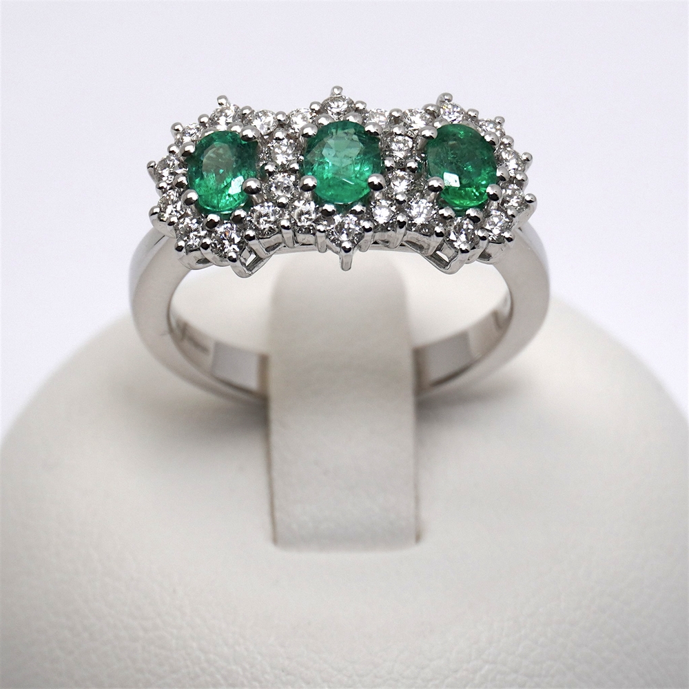 161-anello-smeraldo-prezzo-diamanti-oro-bianco-giorgio-visconti-gioielleria-bari-ab-preziosi-balzano-AB17020S.jpg Anello Trilogy di Smeraldi 0.82ct Contornati di Diamanti 0.55ct Giorgio Visconti - immagine 1