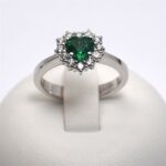 Anello in Oro  con Smeraldo Cuore 0.63ct e Diamanti 0.27ct Giorgio Visconti