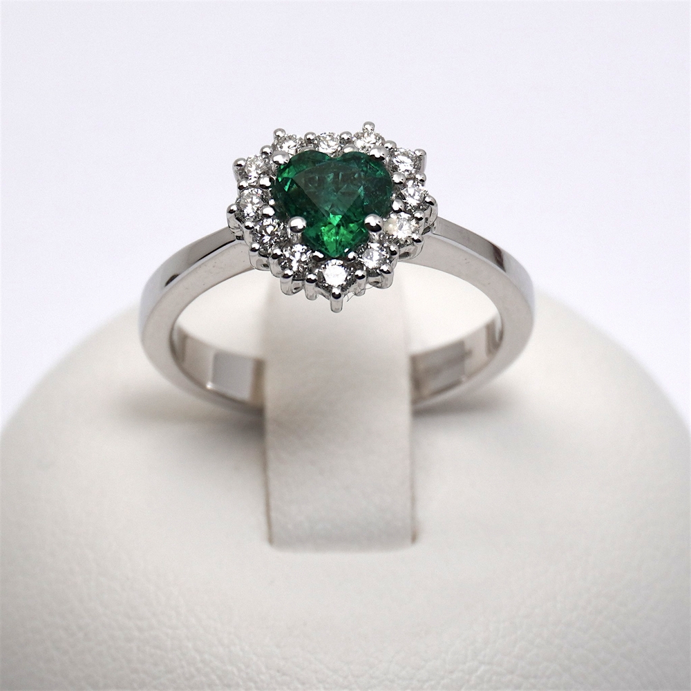 162-anello-cuore-smeraldo-e-diamanti-giorgio-visconti-prezzo-ab-preziosi-balzano-gioielleria-bari-AB16664S.jpg Anello in Oro con Smeraldo Cuore 0.63ct e Diamanti 0.27ct Giorgio Visconti - immagine 1