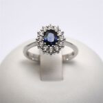 Anello con Zaffiro Blu Contornato da Diamanti Giorgio Visconti