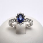 Anello con Zaffiro Blu Ovale Contornato di Diamanti e sul Gambo Giorgio Visconti