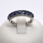 Anello in Oro Veretta con Zaffiri Blu Centrali 1.34ct Diamanti 0.21ct Giorgio Visconti