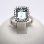 Anello con Acquamarina Rettangolare Contonata di Diamanti Giorgio Visconti