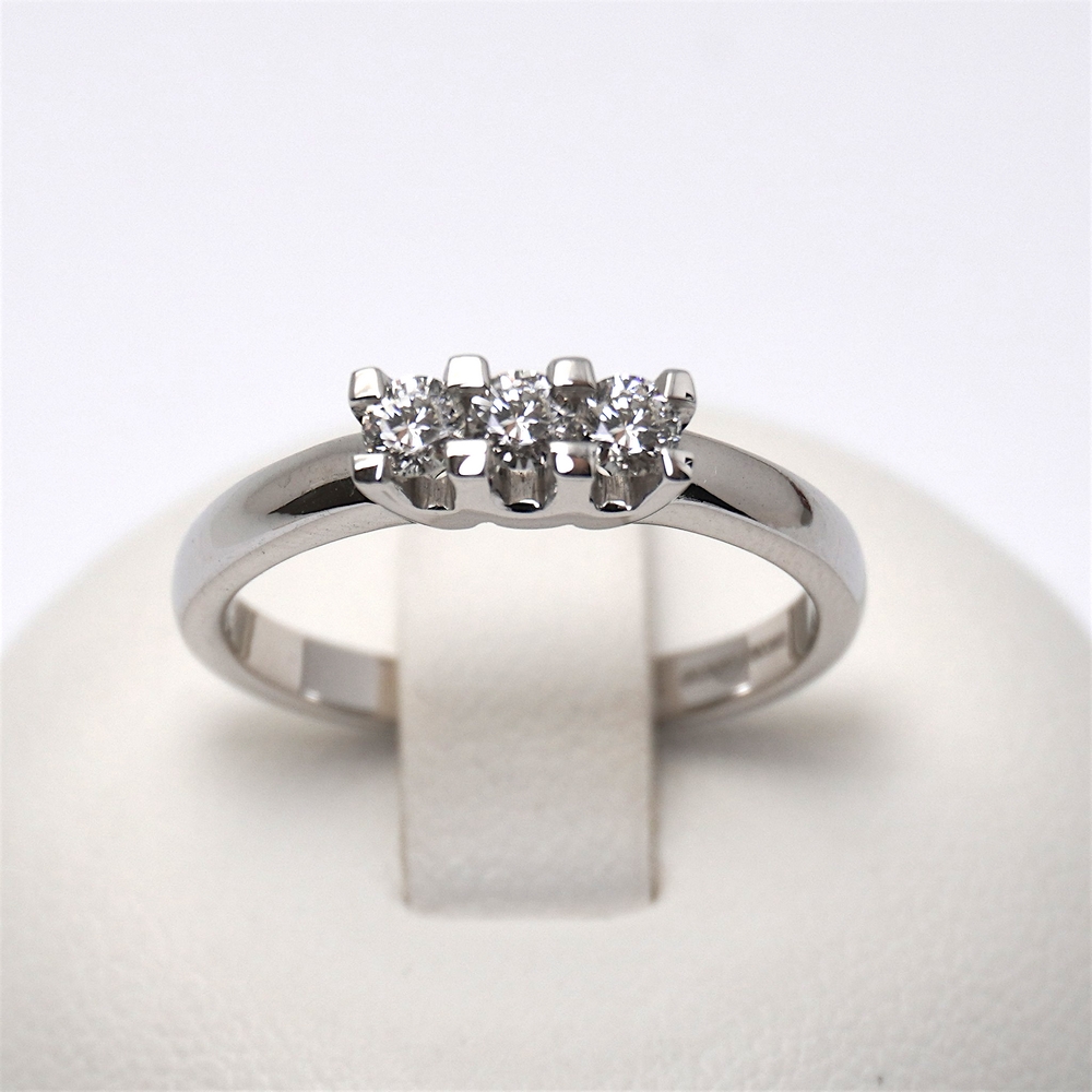 19-trilogy-diamante-anello-prezzo-giorgio-visconti-oro-bianco-ab-preziosi-balzano-gioielleria-bari-AB12348B.jpg Anello in Oro Trilogy di Diamanti 0.31ct Giorgio Visconti - immagine 1