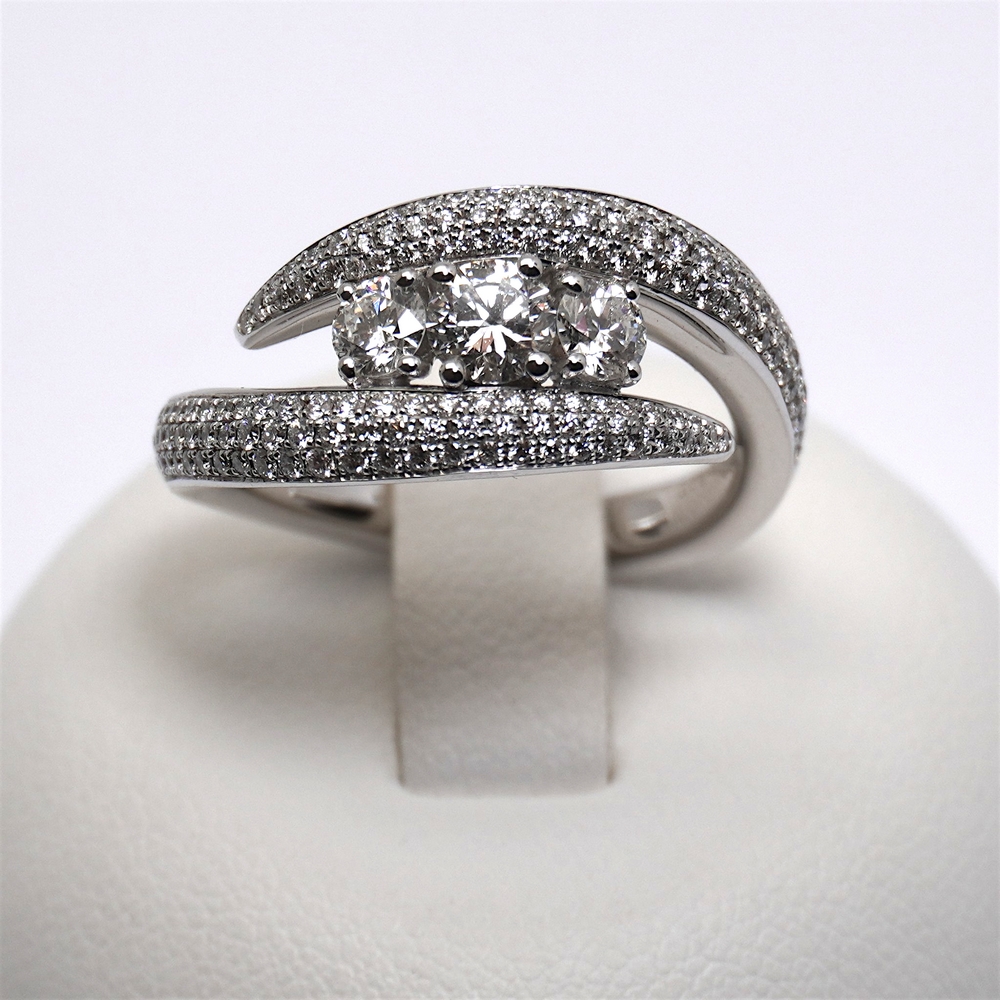 191-anello-diamanti-oro-bianco-giorgio-visconti-prezzo-ab-preziosi-balzano-gioielleria-bari-AB17473E.jpg Anello Contrariè Pavè con Trilogy di Diamanti Centrali Giorgio Visconti - immagine 1