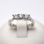 Anello in Oro Trilogy Diamante Centrale 0.31ct e Laterali 0.48ct Giorgio Visconti