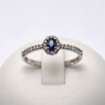Anello con Zaffiro Blu Ovale Contornato di Diamanti Giorgio Visconti