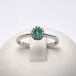 Anello con Smeraldo Centrale 0.20ct Contornato da Diamanti 0.07ct  Giorgio Visconti