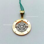 Ciondolo Tondo Rosa dei Venti con Punti Cardinali Oro Giallo e Bianco 18kt Uomo