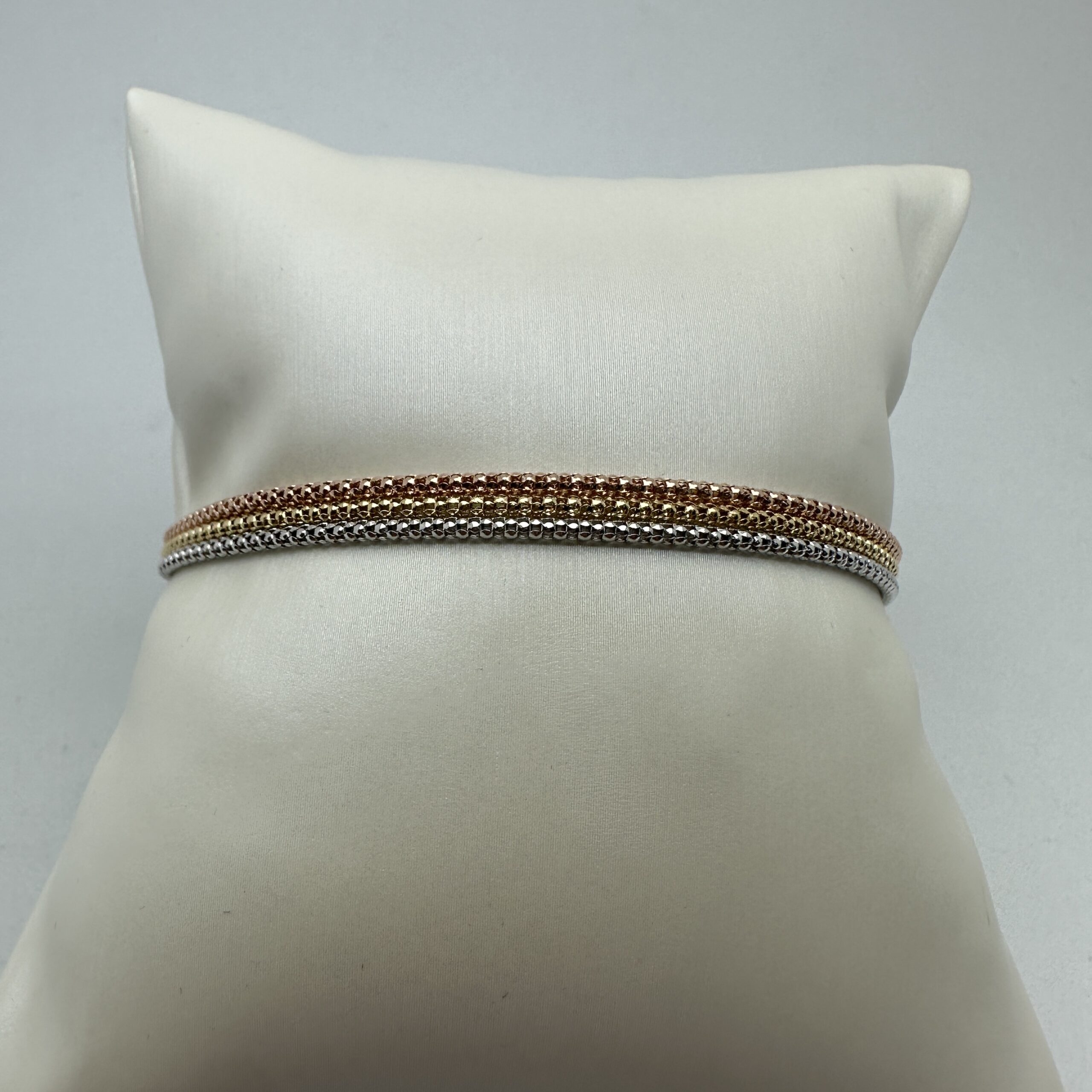 IMG_0242-scaled-1.jpg Bracciali Tre Ori 18kt 2mm con Chiusura Singola - immagine 1