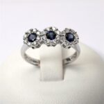 Anello Trilogy Fiore di Zaffiri Blu e Contorno di Diamanti Giorgio Visconti