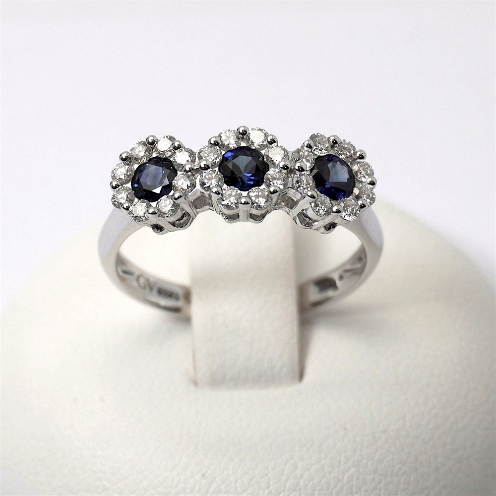 15 anello trilogy zaffiri e diamanti giorgio visconti prezzo gioielleria bari ab preziosi balzano ABX15044Z Anello Trilogy Fiore di Zaffiri Blu e Contorno di Diamanti Giorgio Visconti - immagine 1